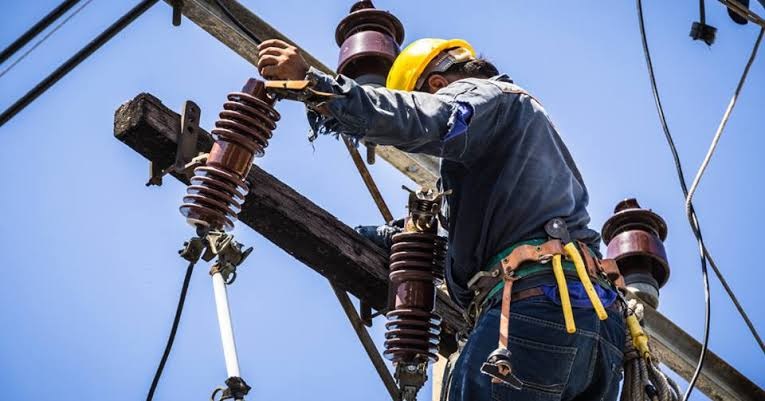 What Is the Average Lineman Salary
