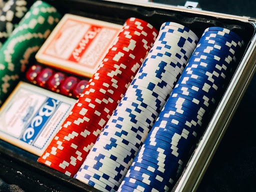 Online Poker Club: Less Risk More Money